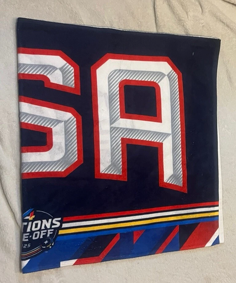 Toalha Face Off Oficial Four Nations Team USA '25 NOVA COM ETIQUETAS - TD Garden Team Store - Imagem 2 de 3