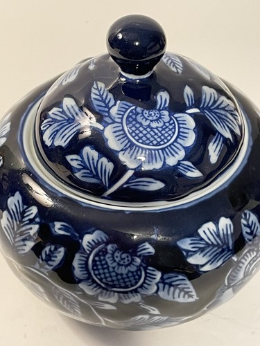 Asian Blue & White Floral Porcelain Lidded Ginger Jar or Sugar Bowl 5.25"H - Picture 2 of 10