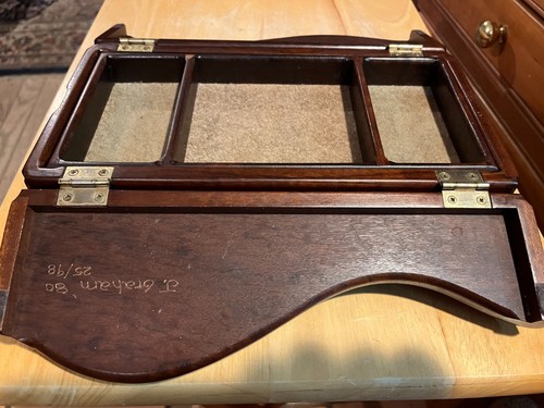 VINTAGE Trinket Box LEGNO MARRONE SCURO FIRMATO APRE TOP MEDIO 2 LIVELLI 1980 25/98 - Foto 4 di 6