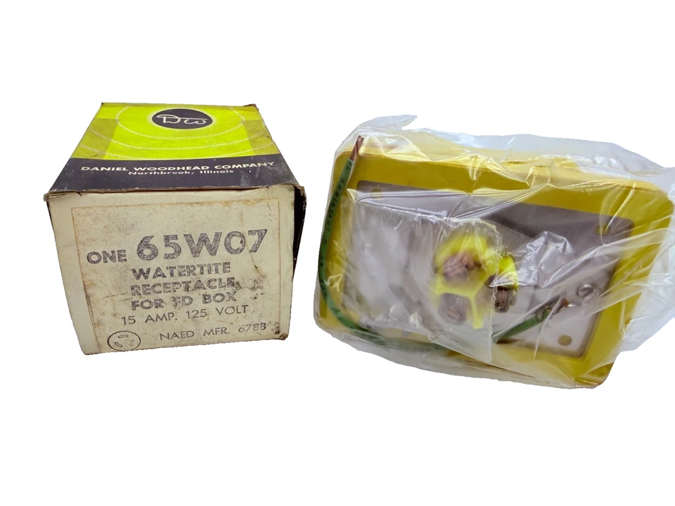 Molex Woodhead 65W07 Locking Weatherproof Blade Receptacle & Coverplate 15A 125V - Image 3 of 4