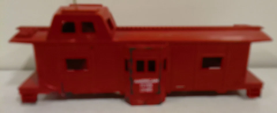 ORIGINAL AMERICAN FLYER  RED BAY WINDOW CABOOSE BODY DAMAGED - Image 3 of 4
