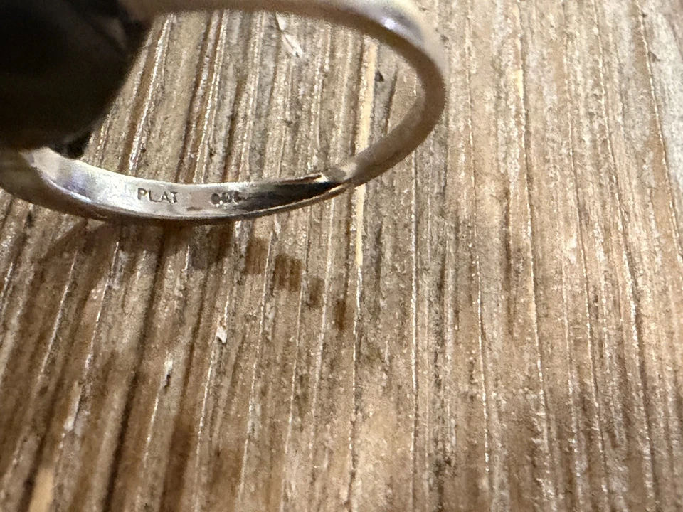 1/4 ct. Banda de platino Foto 2 de 3