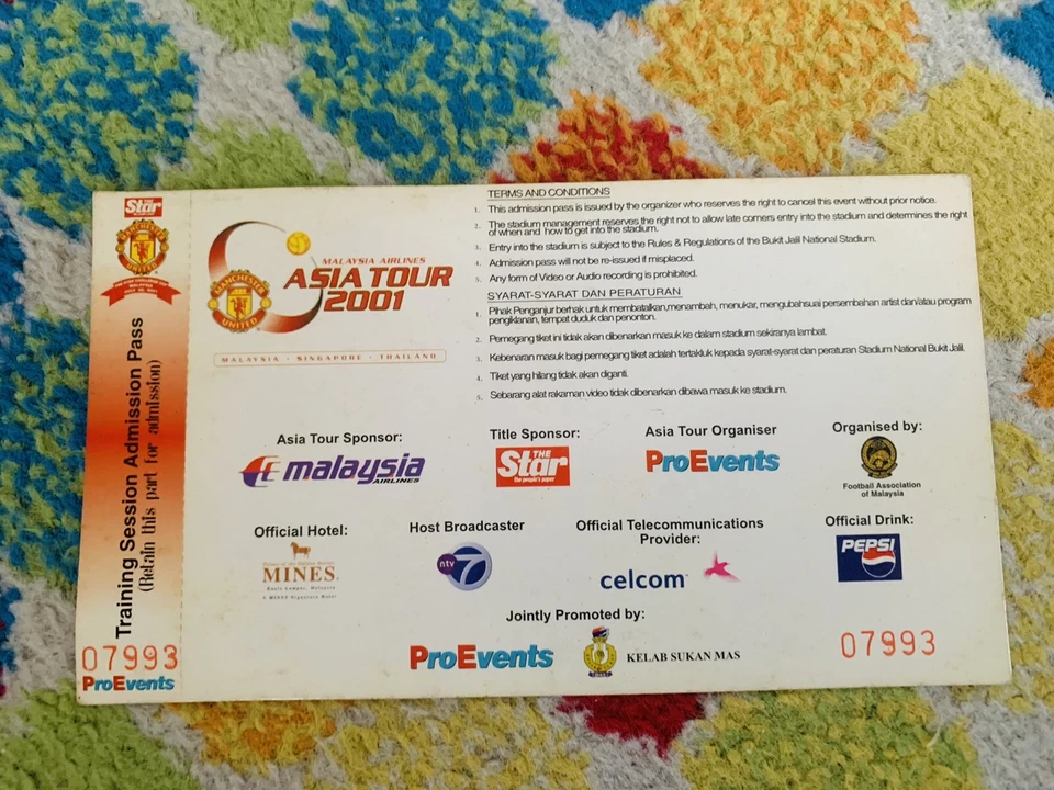 Подписанный билет на тренировочный талон Manchester United Football Asia tour 2001 от Дениса Лоу. - Изображение 2 из 2