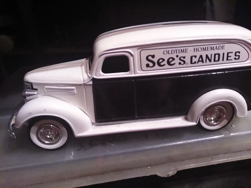 See's Candies Ertl Bank Vintage Die Cast 1938 Chevy Panel Key Lock Truck. - Image 4 of 4