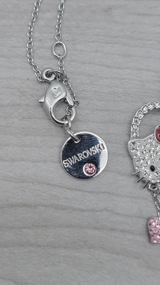 Collar Swarovski Hello Kitty Icónico Corazón Dije Sanrio Usado Sin Caja Foto 4 de 4