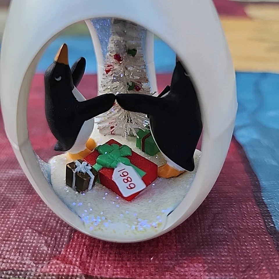 Винтажное украшение-яйцо Hallmark 1989 серия «Winter Surprice» диорама пингвинов 3 дюйма - Изображение 2 из 4