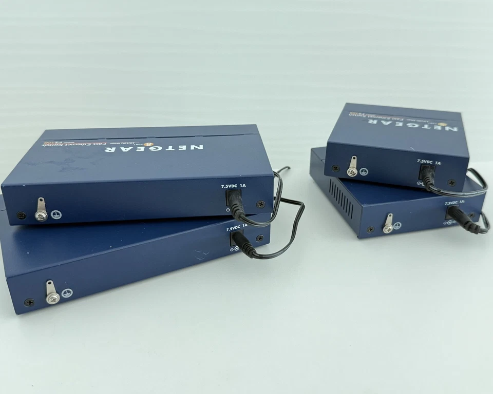 Лот из 4 коммутаторов NETGEAR ProSafe Fast Ethernet FS108v2 FS105v2 с адаптерами питания - Изображение 3 из 4
