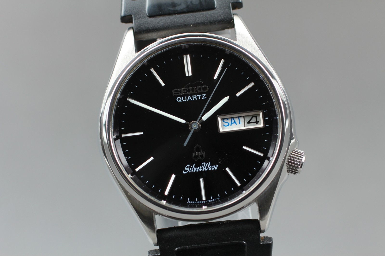 Watch Vintage Men's 35mm Qz 1981[Exc+5] Black DayDate 8229-703B Seiko SilverWave - vintagewatches.pk