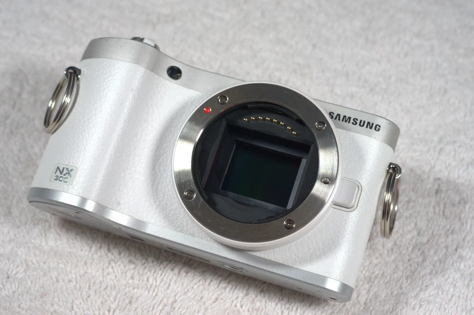 Cámara Samsung NX300 20,3 MP, lente zoom OIS 18-55 mm, flash Metz 44AF, control remoto Crtl Foto 2 de 4