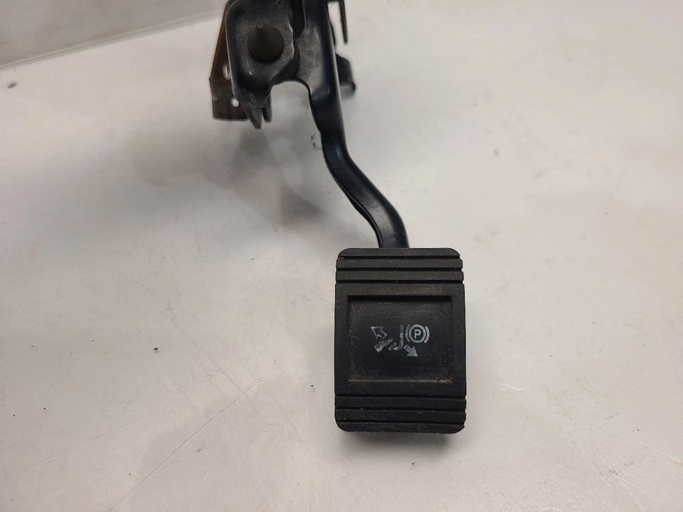 Педаль экстренного тормоза 2014 Chevrolet Impala (3,6 л / AT / FWD) - Изображение 3 из 4