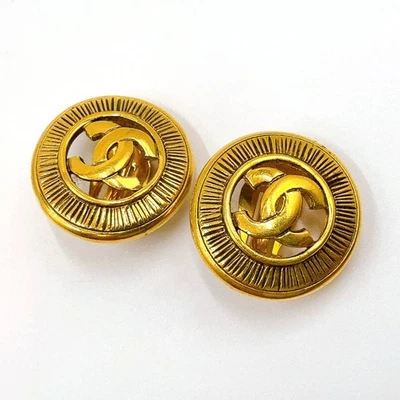Boucles d'oreilles vintage CHANEL CC logo marque coco matelasse dorée à clips... - Photo 1/4
