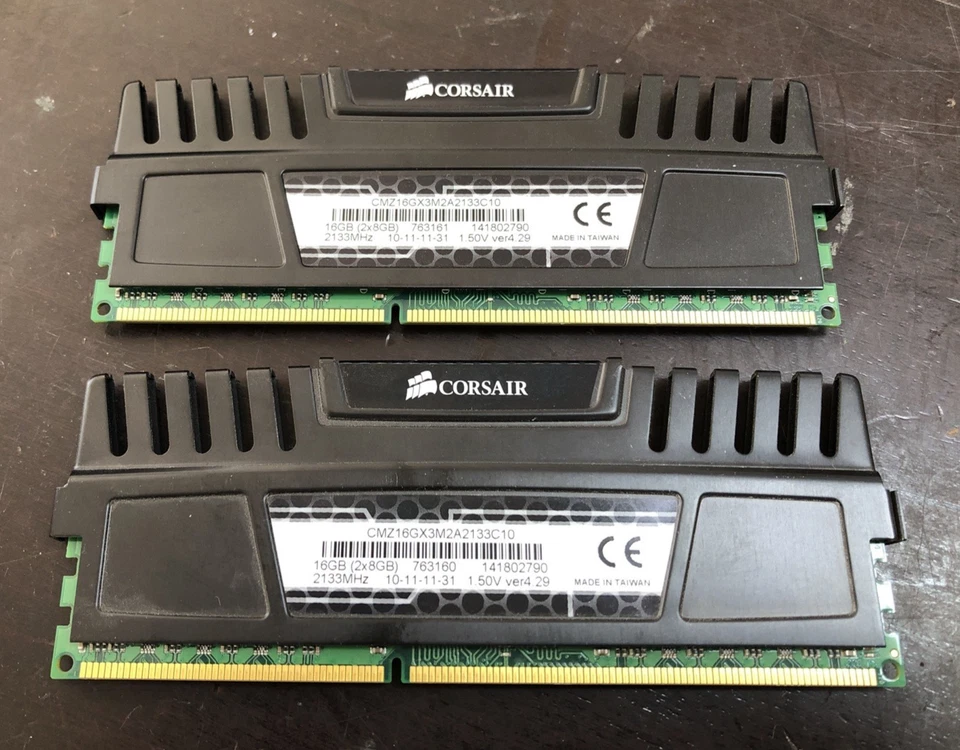 Corsair Vengeance 16GB (2x8GB) PC4-17100 DDR4-2133 Heatsink Desktop RAM - Image 2 of 3
