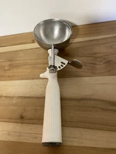 VINTAGE VOLLRATH NO. 6 WHITE ICE CREAM SCOOP W/BLACK CAP  5-1/3 OZ SIZE  VGUC