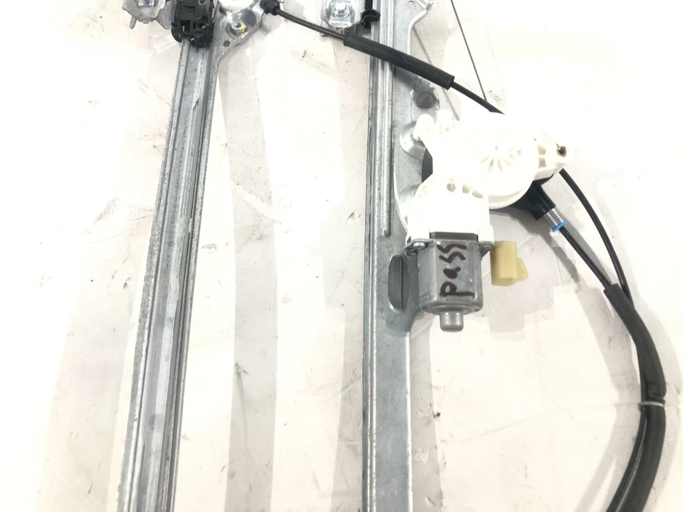 2007-2013 Chevrolet Avalanche Tahoe Yukon Front Passenger Regulator With Motor - Image 4 of 4