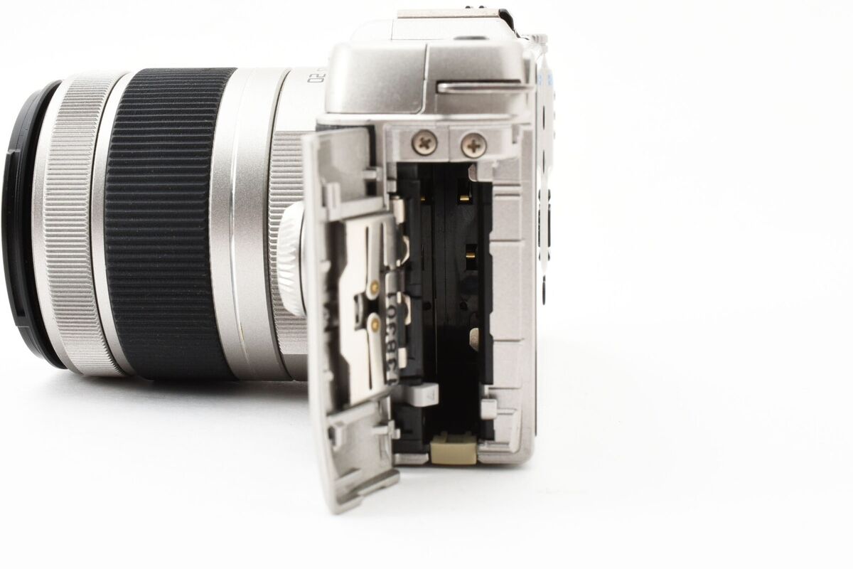 Pentax Q10 12.4MP Silver 02 Lens Digital Camera 2078shots
