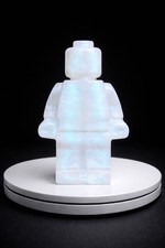 Statua minifigure stile giocattolo mattoncini resina iridescente opale decorazione luminosa 3"