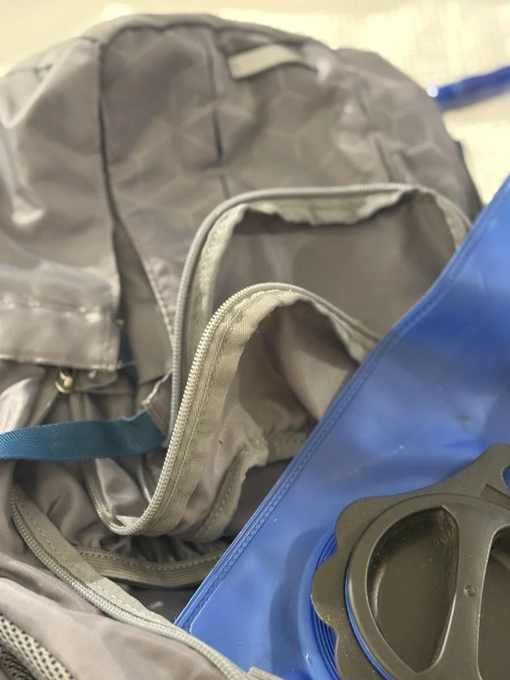 Ozark Trail 14 升水化背包,灰色 - 二手 — 第 2/3 张图片