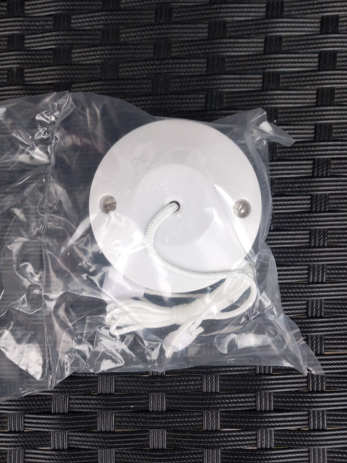 MK K3191 WHI 1 WAY 6 AMP SINGLE POLE SURFACE CEILING SWITCH.