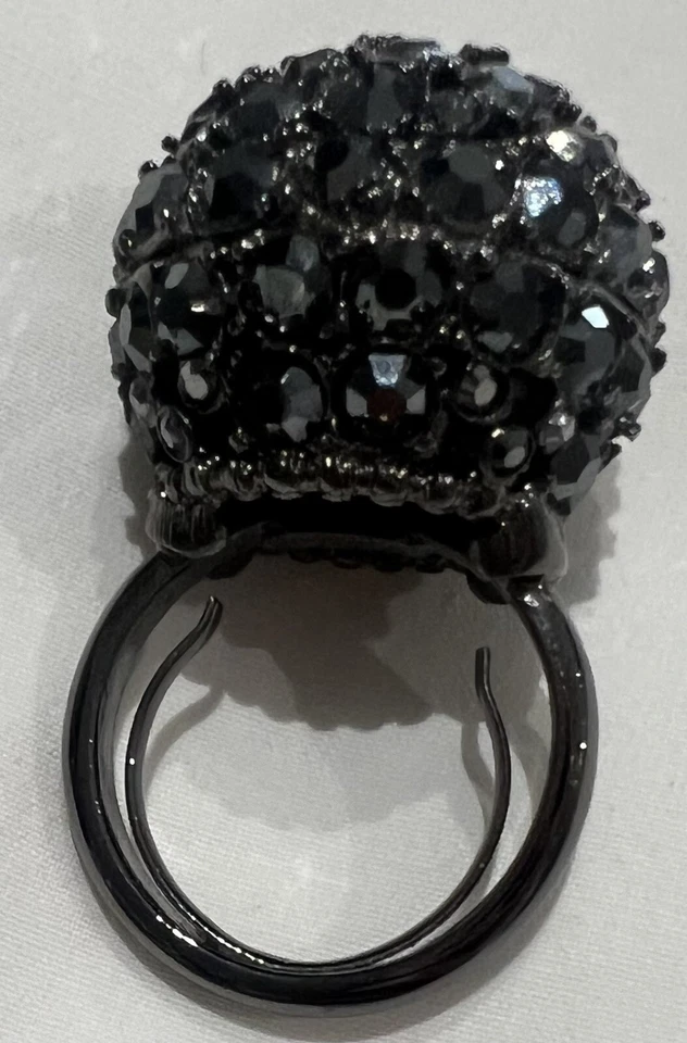 Kenneth Jay Lane Firmado Negro Swarovski Estrás Chapado en Rodio Disco Bola Anillo Foto 3 de 4