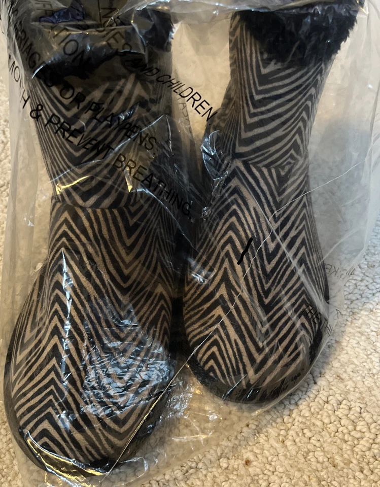 NWT - Vera Bradley Cozy Booties Slippers, Hard Sole,  Zebra Small 5-6 - Image 2 of 4