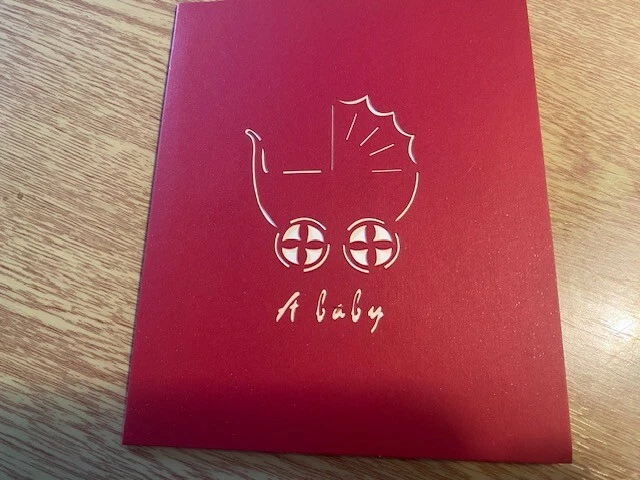 Tarjeta emergente de corte láser de una cuna con un bebé nuevo Foto 3 de 3