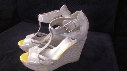Guess Beige Patent Leather Wedge Sandals Women's Size 8.5 - Picture 2 of 9