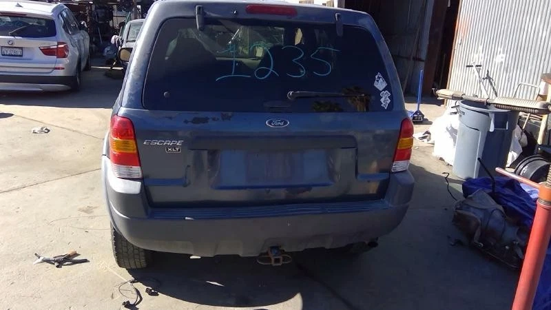 2001-2004 Ford Escape Rear Differential Carrier Assembly OEM - Image 4 of 4