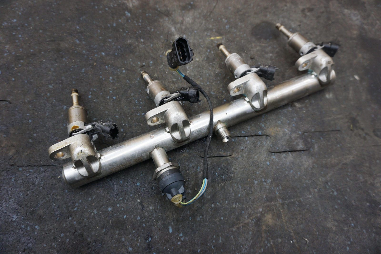 3.9L V8 Fuel Injection Rail Pipe & Injector 326631 Ferrari California T 2015
