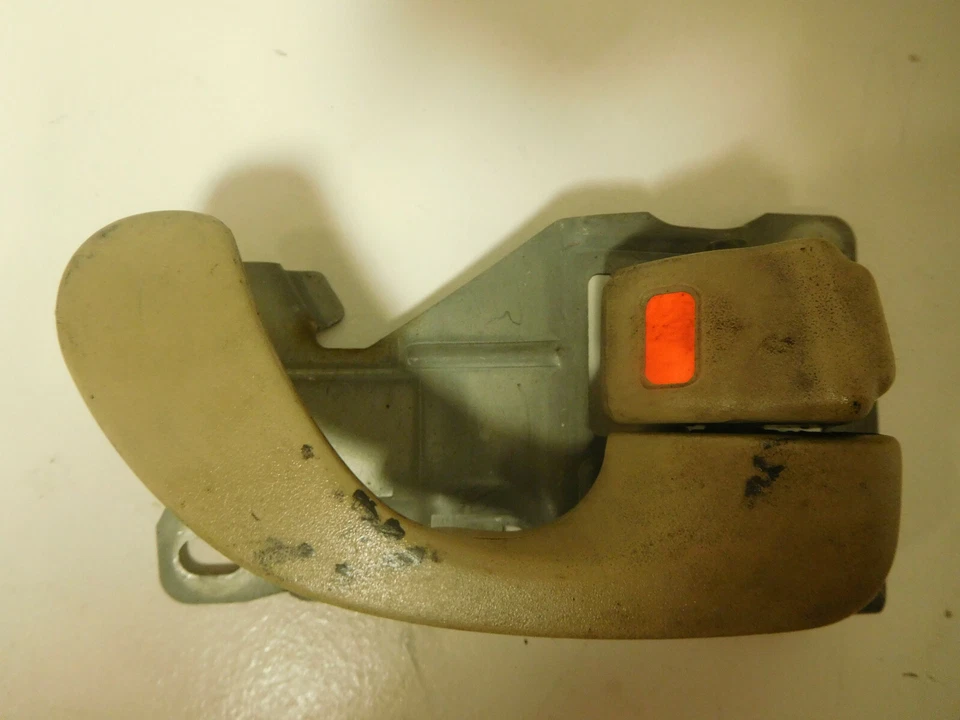 Manija de puerta interior trasera derecha Mitsubishi Galant 2000 Foto 2 de 4