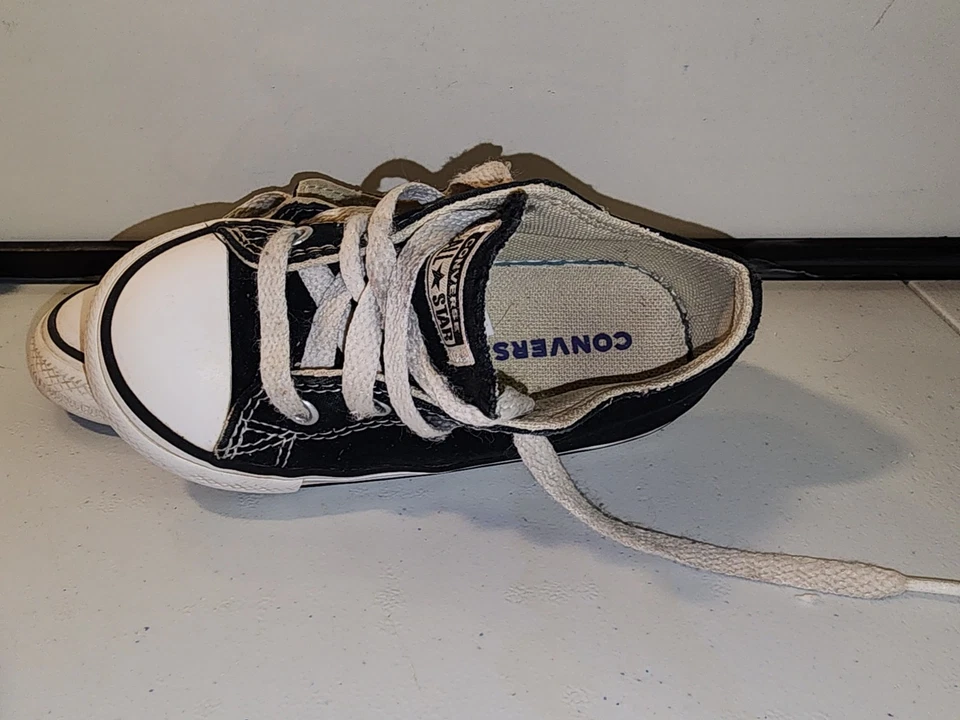 Zapatos Converse negros para bebés pequeños talla 7 camisetas bajas Foto 3 de 4