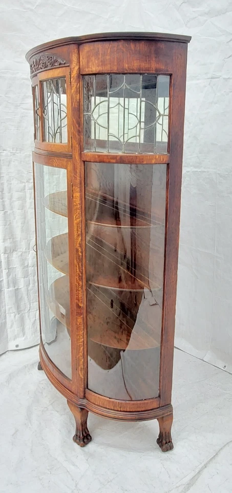 Gabinete de porcelana de vidrio curvo arqueado de roble victoriano con vidrio con plomo y patas de garra Foto 4 de 4