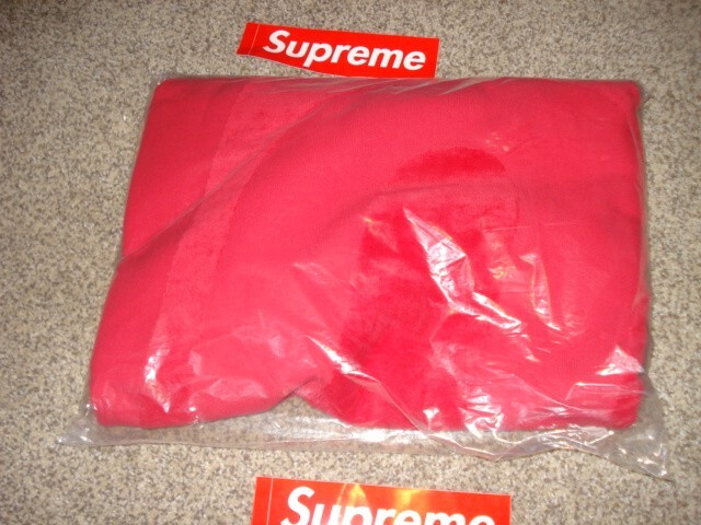 SUPREME NEW YORK RED TONAL LOGO BEACH TOWEL SS23A111