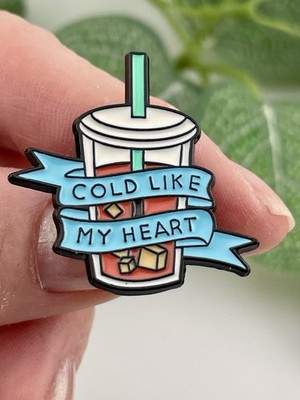 Cold Like My Heart Emaille Pin Anstecker Eiskaffee Liebhaber Geschenk Verpackung NEU lustig