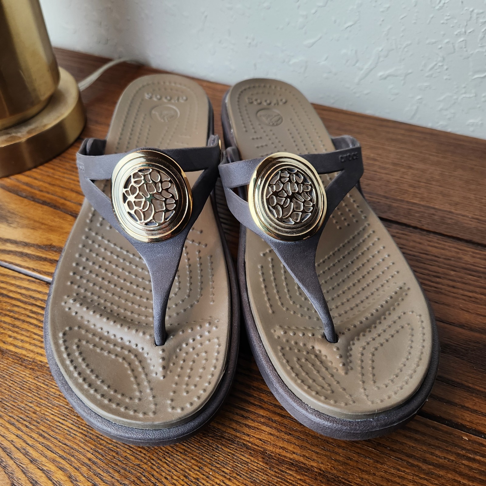 Crocs Sarah Wedge Flip Flop Sandals Size 9 Gold Circle Brown EUC
