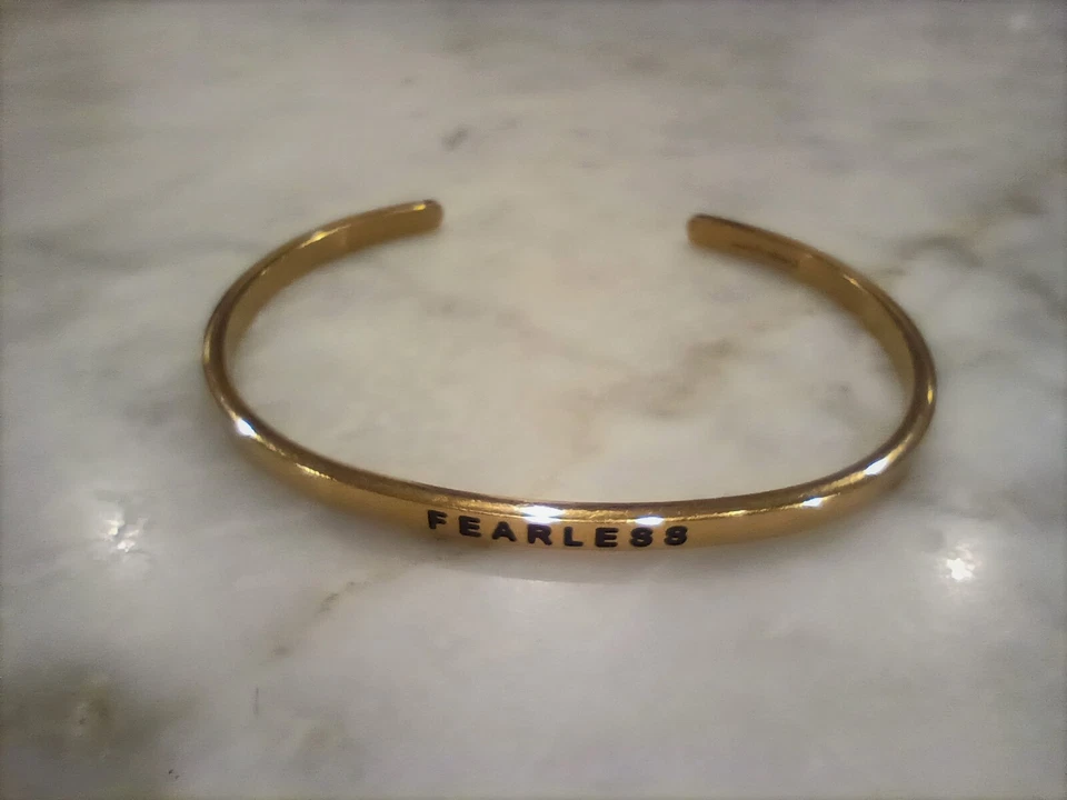 Золотая регулируемая манжета MantraBand «Бесстрашный» с гравировкой - Изображение 3 из 4