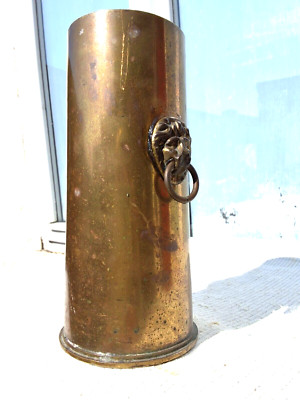 GROSSE MASSIVE MESSING GRABENKUNST MUSCHEL ETUI VASE mit LÖWENKOPF GRIFFE