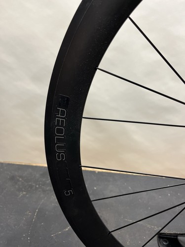 Bontrager Aeolus Carbon Disc 700c Wheelset - Picture 3 of 9