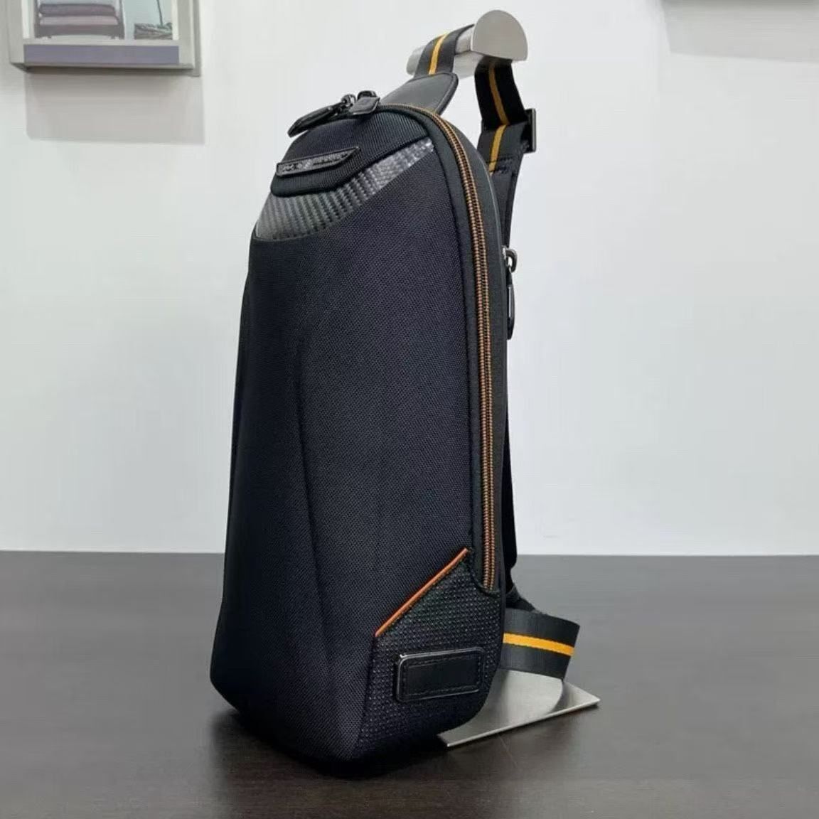 ver descripción Bolso de carrocería TUMI McLaren Torque Sling 373005 negro naranja 2 colores