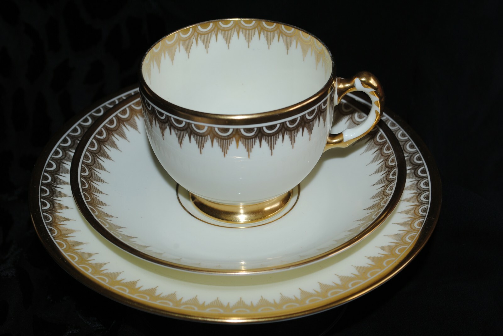 RARE VTG PLANT TUSCAN CHINA ENGLAND TRIO TEA CUP SAUCER DESSERT PLATE GOLD A602 