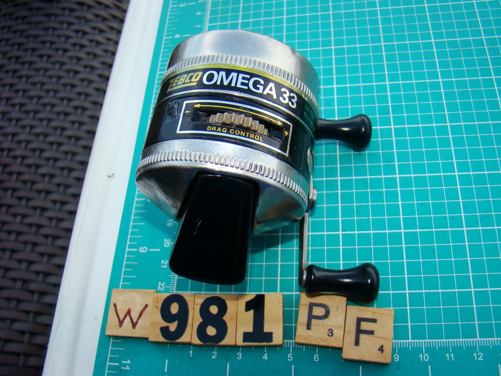 W0981 PF  ZEBCO OMEGA 33 MADE IN USA  FISHING REEL