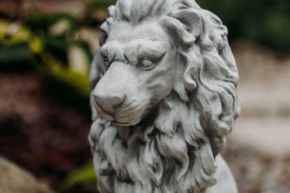 Löwen mit Kugel rechts Steinfigur H.47 cm Grau 21 kg Weißbeton frostsicher - Bild 3 von 4