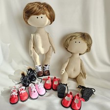 2 St. Handgefertigte Tilda-Stoffpuppen (27 cm) mit 7 Paar Schuhen – Unikate