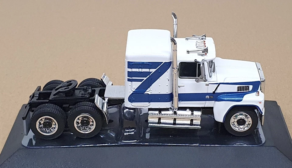 Camión Ford LTL 9000 1978 Ixo Models escala 1/64 64TR011A - blanco/azul Foto 3 de 4