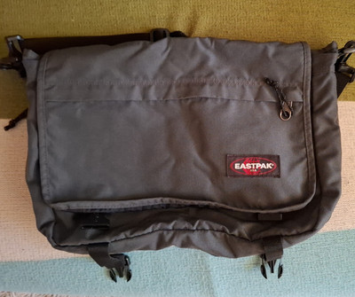 Eastpak Umhängetasche 20L Delegate grau, Fachvergrößerung d. Reißverschluss