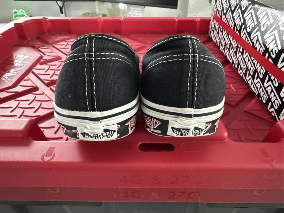 VANS Auténtico Rad Pack Negro/Rojo Hombre Talla 9.5 Ligeramente Usado con Caja Original Foto 3 de 4