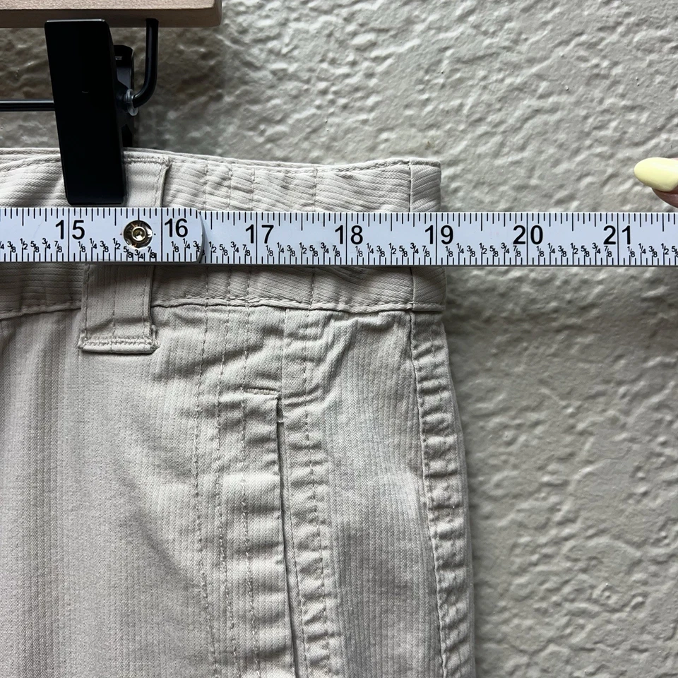 Pantalones cortos largos Charter Club Performance Cargo beige talla 18 para mujer Foto 4 de 4