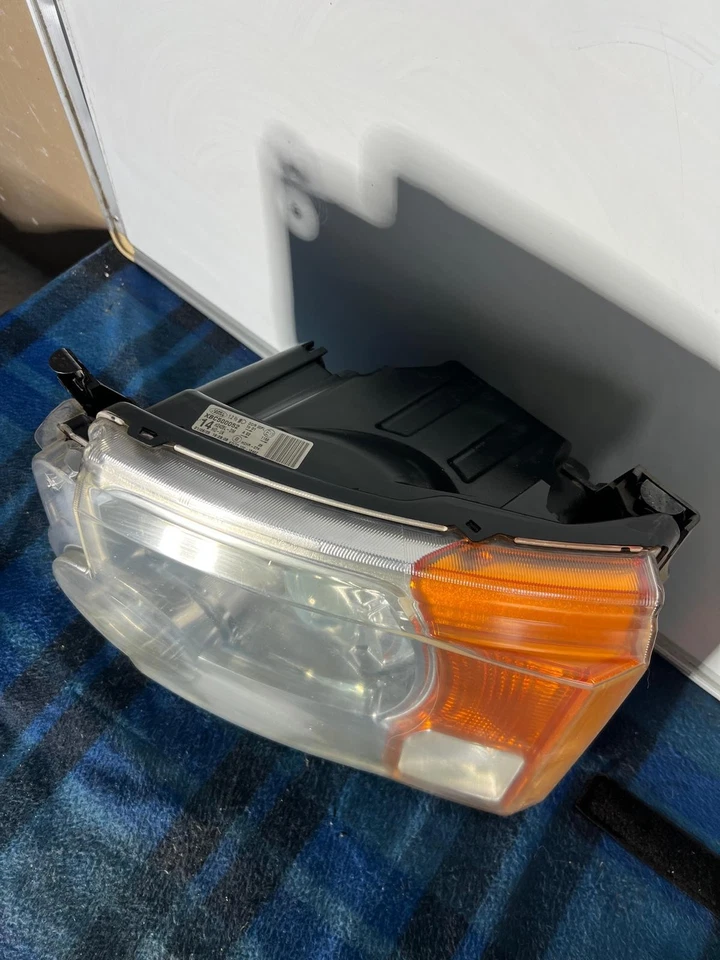 LANDROVER DISCOVERY LEFT HEADLAMP XENON, 3, L319, W/ AUTO LEVELING TYPE, P/N XBC - image 4 of 4