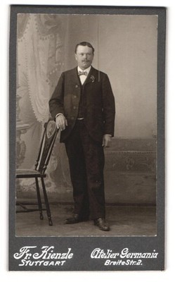 Fotografie Fr. Kienzle, Stuttgart, Breite Str. 2, Eleganter Herr lehnt an einem 