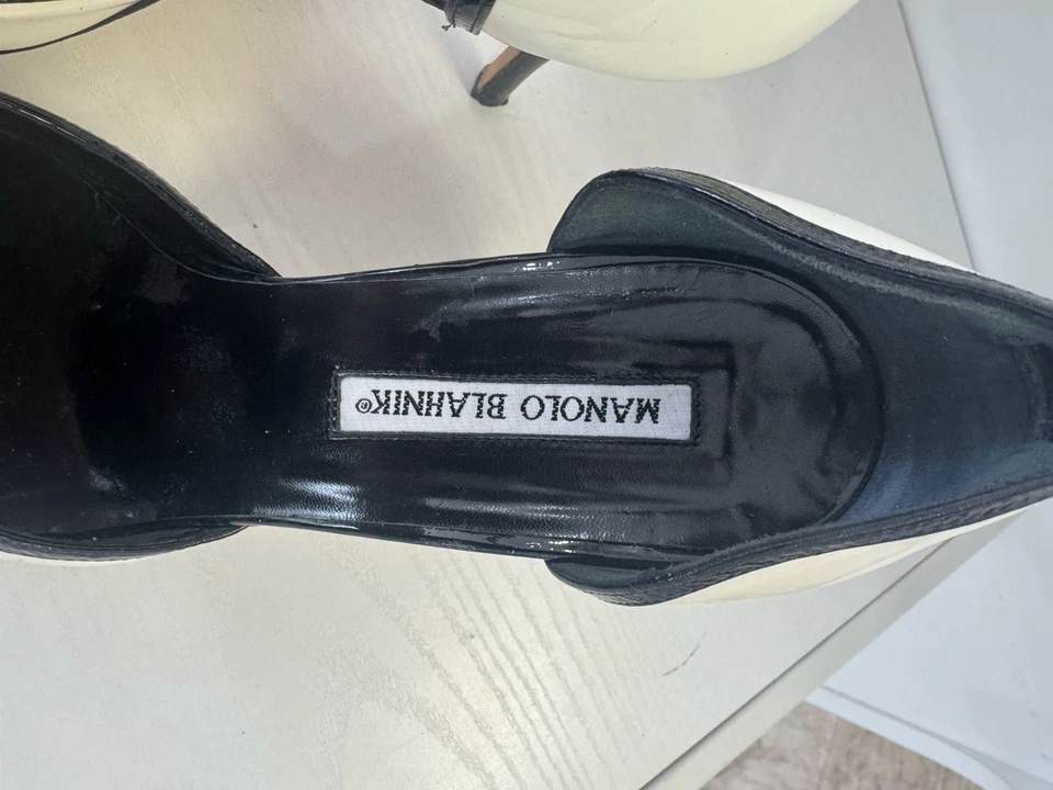 Zapatos de tacón Manolo Blahnik para mujer blancos con correa de cuero negro talla 38 Foto 3 de 4