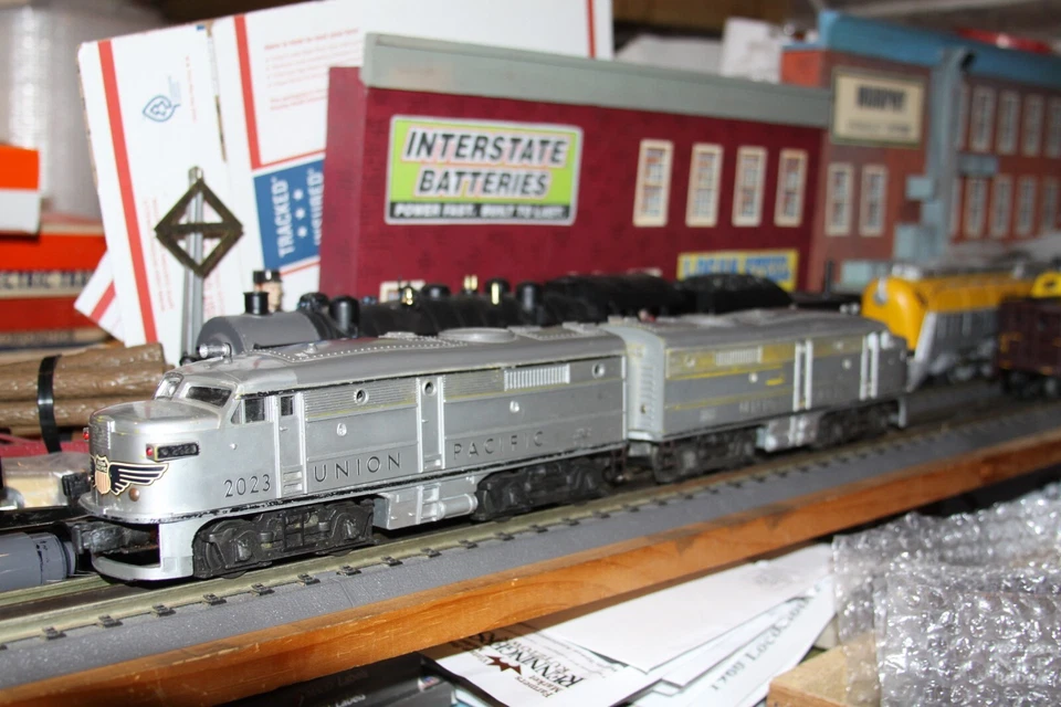 Lionel O gauge 2 ALCO Diesel AA unit USED and Tested & Run well UP # 2033 - Image 2 of 4